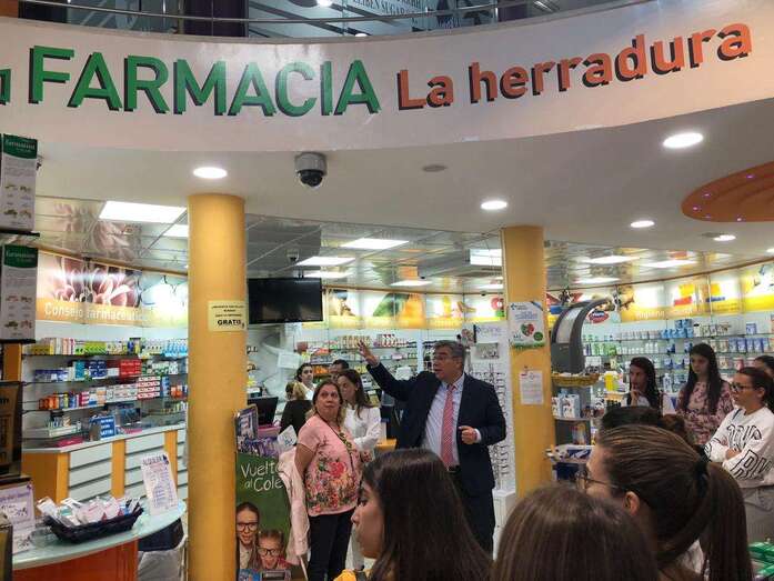 El licenciado Benjamín Suárez explica a un grupo de alumnos el funcionamiento de su farmacia (Foto TA)